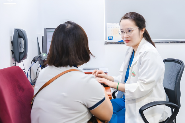 Bác sĩ Thùy Dương tận tâm đồng hành cùng bệnh nhân hiếm muộn qua từng giai đoạn điều trị.