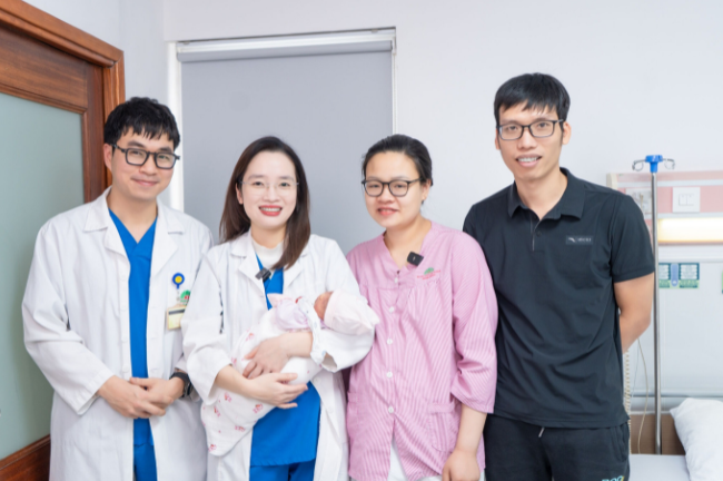 Bức ảnh ghi lại khoảnh khắc hạnh phúc trọn vẹn của gia đình chị Liên bên đội ngũ bác sĩ sau hành trình tìm con đầy nước mắt và hy vọng.