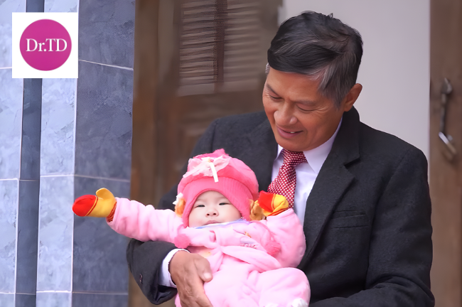 Hạnh phúc làm cha ở tuổi 60 của ông Hiền sau hơn chục năm mong con